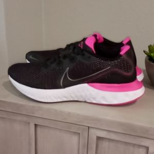 WMNS NIKE RENEW RUN SIZE 9